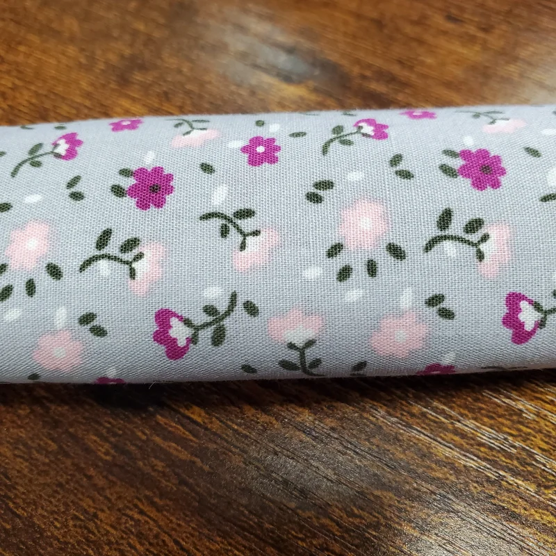 FRENCH FAT QUARTER: Small Daisies Gray