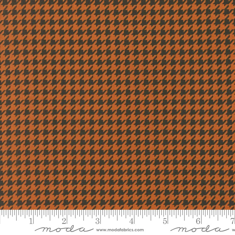 HOME SWEET HAUNT: Hounds Tooth-Rust (1/4 Yard)